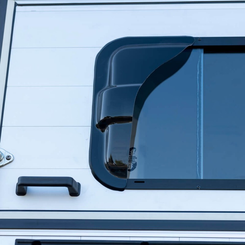 Déflecteur gauche fumé pour fenêtre 400x500