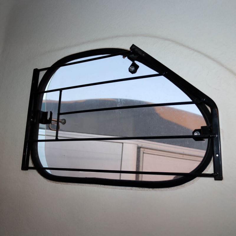 Grille de hublot gauche