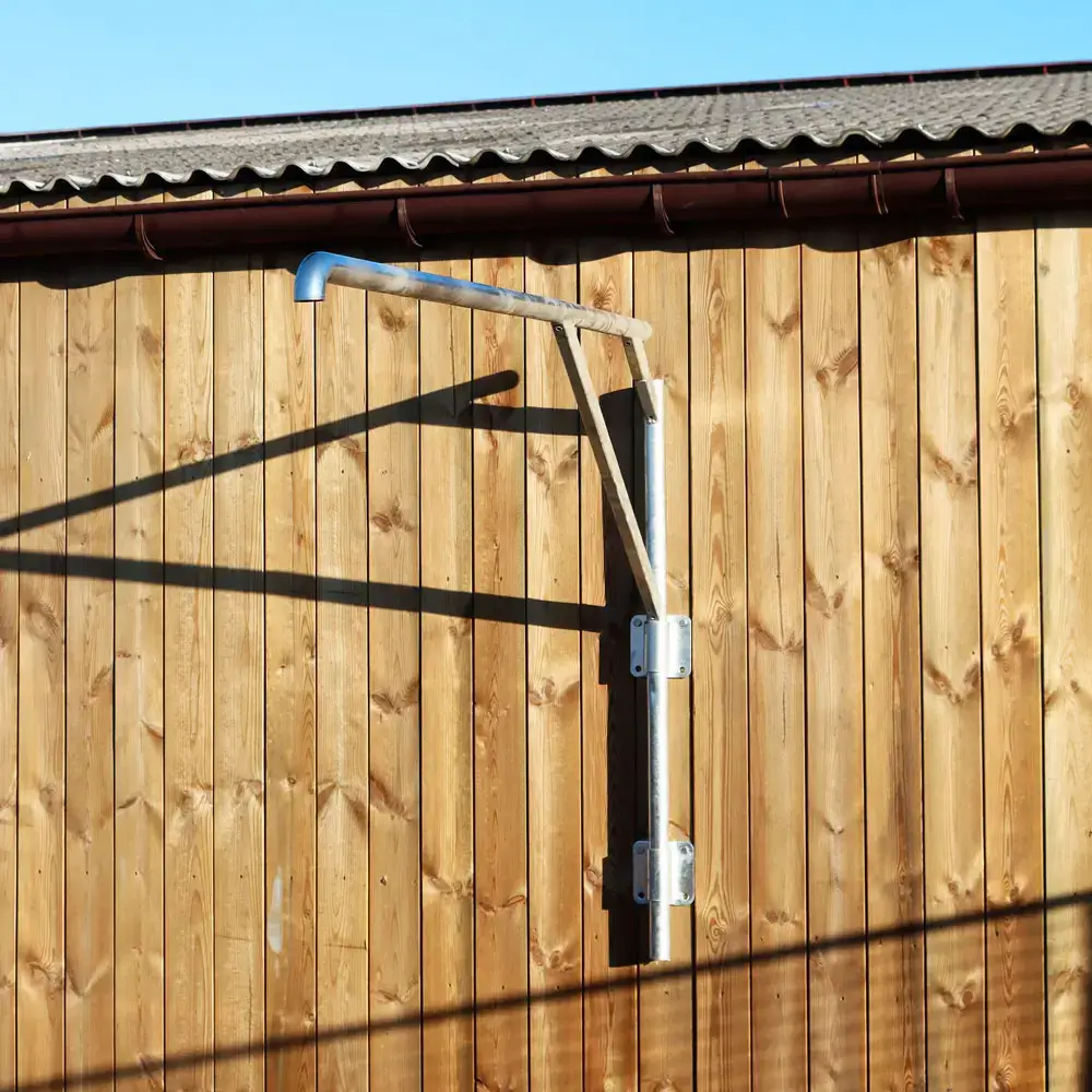 Potence de douche en acier galvanisé à chaud, à fixer sur mur.