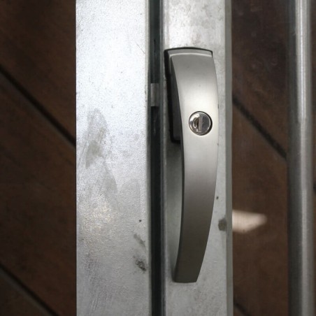 Fenêtre plexiglas avec barreaux