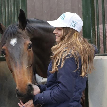 casquette blanche, cheval liberté