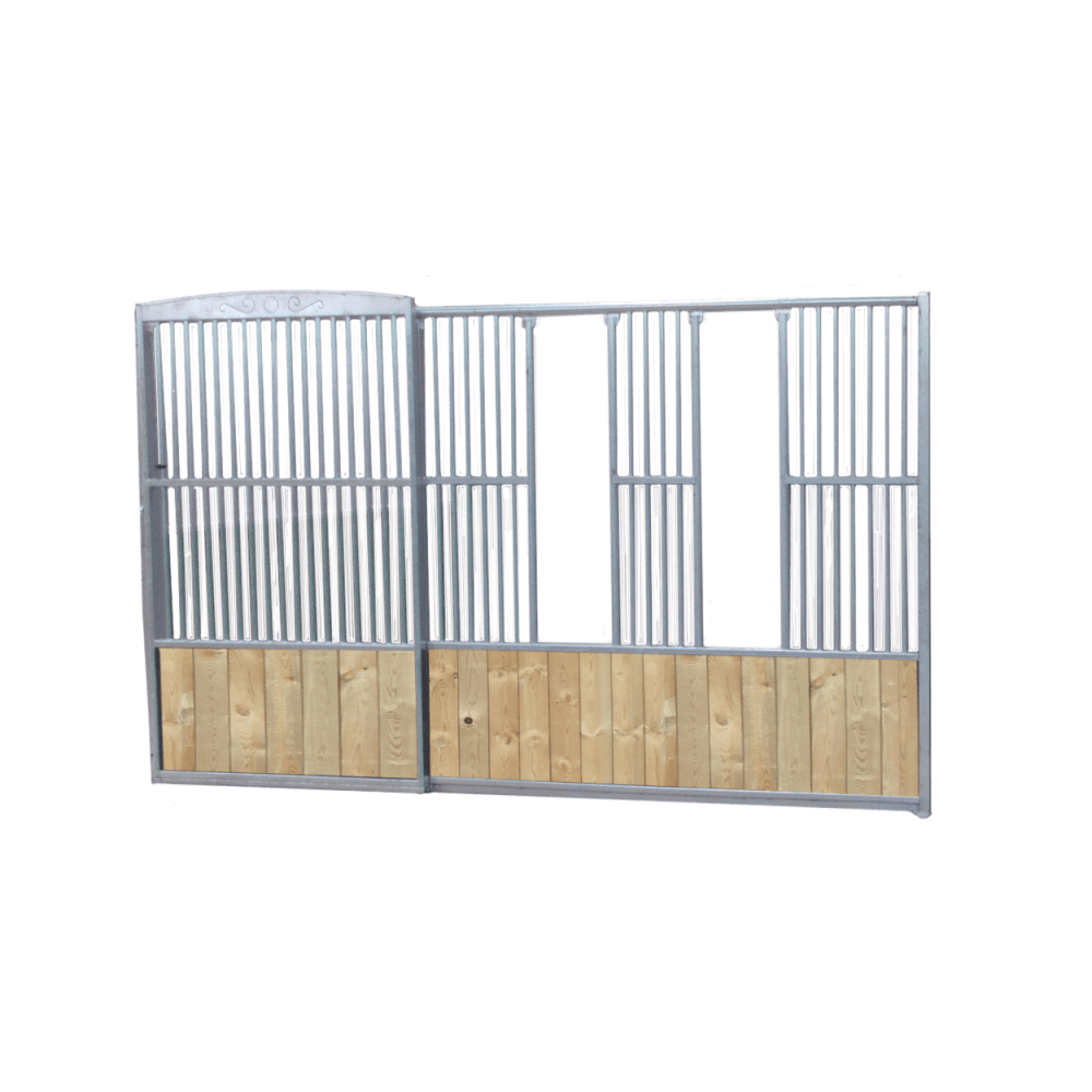 Façade avec porte coulissante 'spécial poulain'.