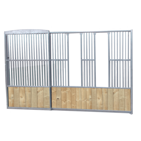 Façade avec porte coulissante 'spécial poulain'.